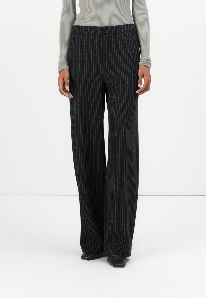 Sorte bredde bukser med vertikale pinstriper, som har en jevn tekstur og et høyt livdesign. Ideelle for formelle antrekk.