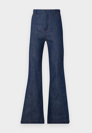 Mørkeblå denim flared jeans med højt talje, der har synlige sømme og to forlommer. Glat tekstur og bred benåbning.
