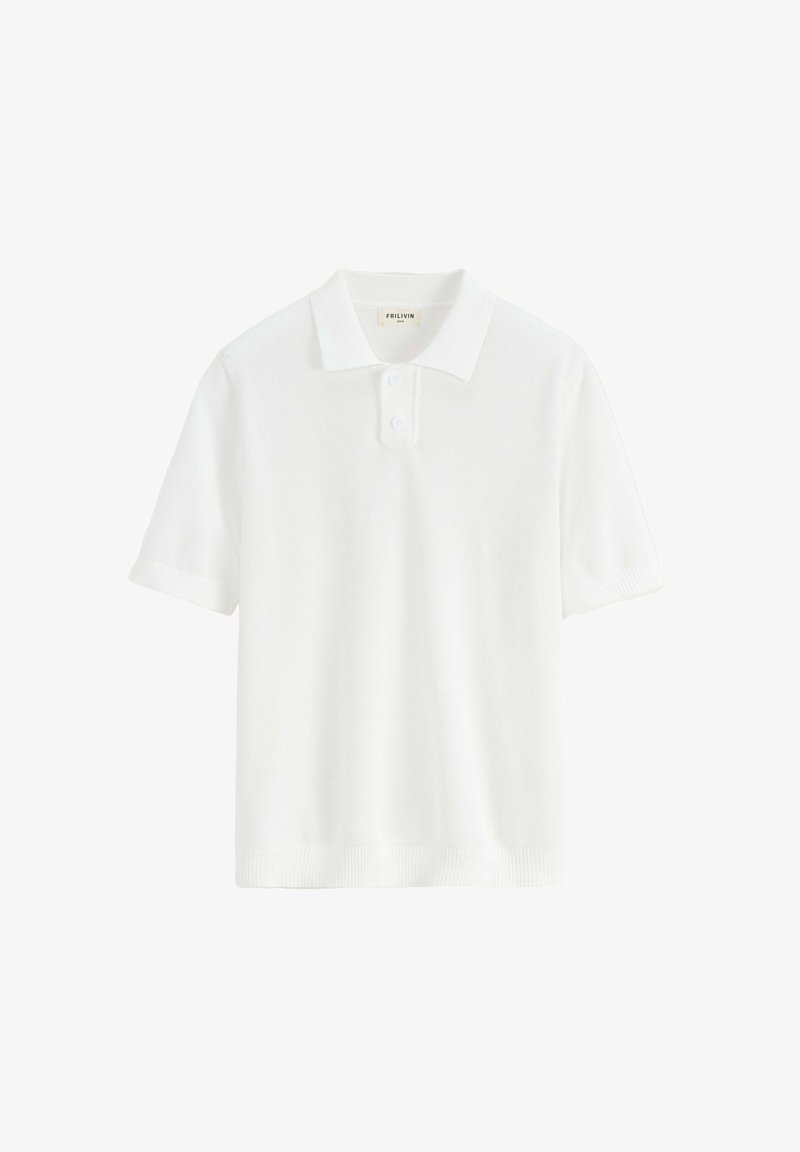 Polo blanc à manches courtes avec une patte de boutonnage à deux boutons et un tissu en maille texturée, étiqueté « FRILIVIN ».