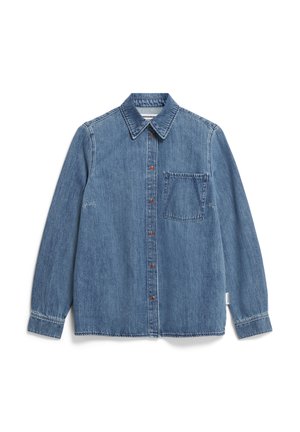 Hellblaue Denimbluse mit Punktkragen, voller frontaler Knopfleiste mit braunen Knöpfen, links Brusttasche und langen Ärmeln.