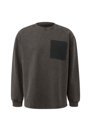 Tumehall pikkade varrukatega sviiter ümmarguse kaelusega ja must ruudukujuline päts vasakul rinnal. Kanga näeb välja pehme ja tekstuuriga viimistletud.