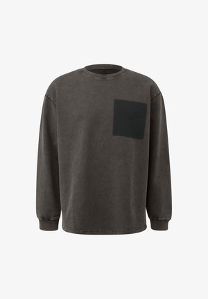 Tumehall pikkade varrukatega sviiter ümmarguse kaelusega ja must ruudukujuline päts vasakul rinnal. Kanga näeb välja pehme ja tekstuuriga viimistletud.