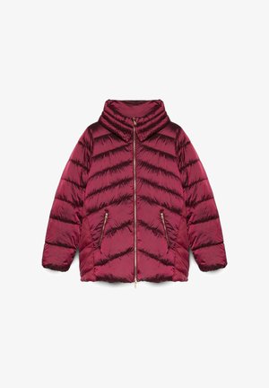Chaqueta de plumón burdeos con un alto cuello, patrón acolchado, cierre frontal con cremallera y dos bolsillos laterales. Tejido brillante con una textura suave.