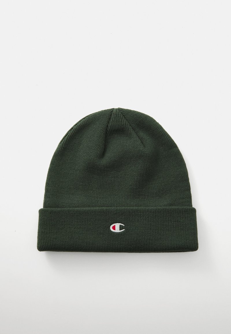 Beanie tricotat verde cu margine răsucită, având un mic logo brodat în roșu și alb. Textură netedă, design ajustat pentru căldură.