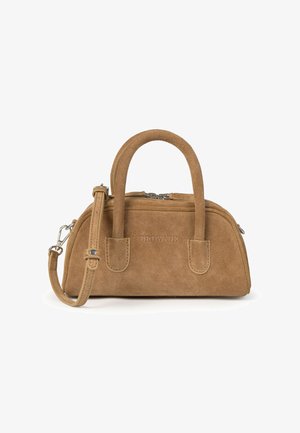 Bolso de ante marrón con dos asas cortas y correa de hombro desmontable, con la inscripción "BROWNIE" en la parte frontal, sobre un fondo blanco.