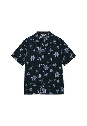 Zwart kortärmelig overhemd met knopen, paars bloemmotief en open kraag, plat gelegd op een witte achtergrond.