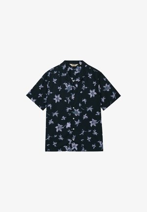 Czarna koszula z krótkim rękawem zapinana na guziki, z fioletowym kwiatowym wzorem i otwartym kołnierzem, położona płasko na białym tle.