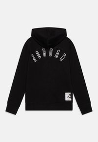 Czarna bluza z kapturem z kangurzą kieszenią, białym napisem "JORDAN" wygiętym na plecach oraz naszywką z logo przy dolnym końcu. Miękki materiał, luźny krój.