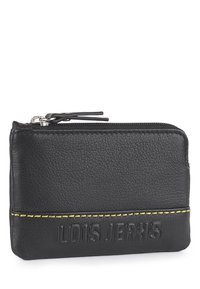 Cartera de cuero negro con un acabado texturizado, que presenta un acento de costura amarilla y un logo en relieve. Cierre con cremallera en la parte superior.