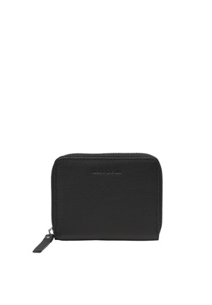 Portefeuille compact noir en cuir avec fermeture éclair tout autour, logo de la marque discrètement embossé et petite tirette en cuir sur la fermeture éclair.
