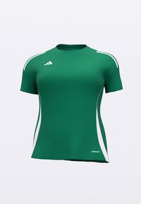 Groen sportshirt met korte mouwen, witte strepen op de schouder en zijkanten, Adidas-logo op de borst en AEROREADY-label nabij de zoom.