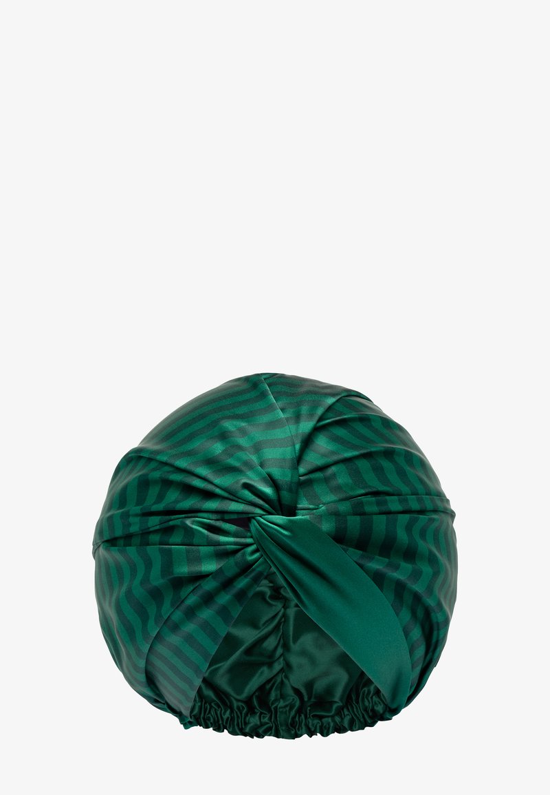 Turban en satin vert avec des rayures horizontales vert foncé et un détail de nœud torsadé à l'avant, doté d'une bande arrière élastiquée.