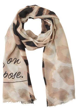 Lehký béžový šátek s černými a světle hnědými abstraktními leopardími skvrnami, třásněmi na okrajích a částečným černým kurzívním textem.