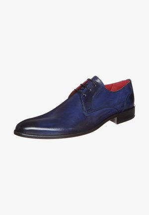 Zapato de cuero azul con un acabado pulido, punta redonda y forro interior rojo. Presenta cordones en la parte frontal y un tacón bajo y cuadrado.