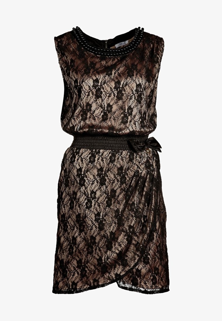 Czarna koronkowa sukienka z dopasowaną talią, z okrągłym dekoltem ozdobionym koralikami. Posiada kokardę po boku i drapowany dół.