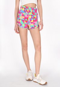 Shorts sportivi colorati con motivi geometrici in rosa, verde, blu e giallo. Vita elastica, tessuto leggero e vestibilità ampia.