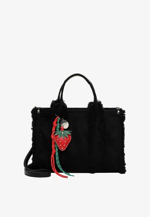Schwarze Stoff-Handtasche mit strukturierten Kanten, zwei Griffen, einem abnehmbaren Schultergurt und einem roten schlüsselanhänger in Form einer Erdbeere mit grünen und roten Schnüren.
