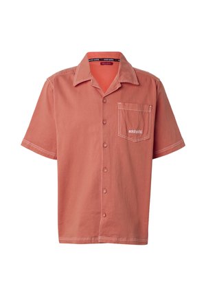 Cămașă coral cu mâneci scurte, cu nasturi, guler, buzunar la piept, cusături albe și logo-ul „ecko unltd.” pe buzunar.