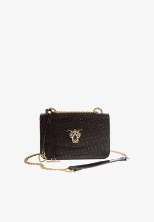 Schwarze gesteppte Leder-Umhängetasche mit goldener Kette und Leopardenkopf-Verschluss, mit einem kleinen goldenen Herz-Anhänger.