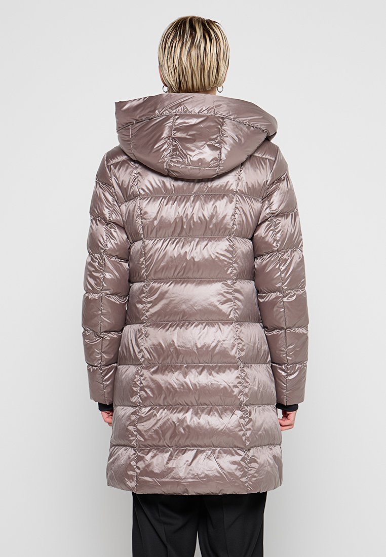Puffermantel in einem hellen Taupe-Ton mit einer glänzenden, strukturierten Oberfläche. Verfügt über eine Kapuze, ein gestepptes Design und eine mittellange Länge bis zur Oberschenke.