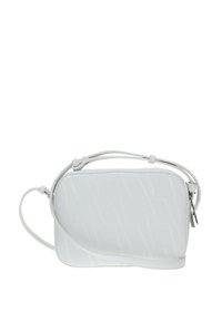 Borsa a tracolla in pelle bianca con motivo geometrico in rilievo, chiusura con zip e tracolla regolabile. Tessuto liscio, forma rettangolare.