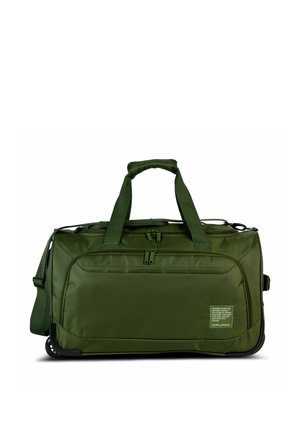 Groene duffeltas op wieltjes met twee handvatten, een voorvak met rits, verstelbare schouderriem en een klein label in de rechterbenedenhoek.