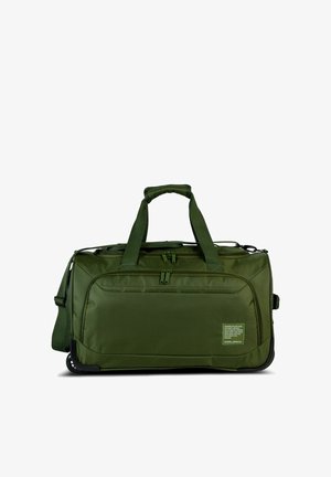 Grüne Reisetasche auf Rollen mit zwei Griffen, einer vorderen Reißverschlusstasche, verstellbarem Schultergurt und einem kleinen Label in der unteren rechten Ecke.