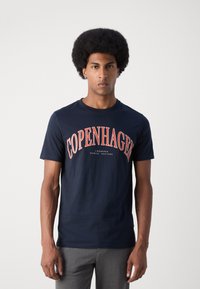 Lindbergh COPENHAGEN HERITAGE TEE - Camiseta estampada - navy