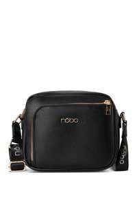Borsa a spalla in pelle nera con hardware dorato, superficie texturizzata, tasca con zip frontale, tracolla regolabile con dettaglio del logo.