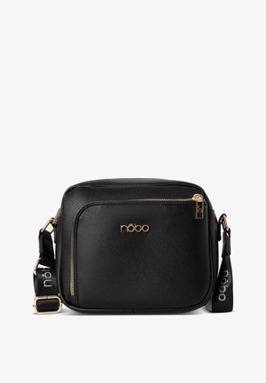 Borsa a spalla in pelle nera con hardware dorato, superficie texturizzata, tasca con zip frontale, tracolla regolabile con dettaglio del logo.