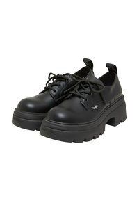 Zwarte leren schoenen met een ronde neus, vetersluiting, dikke plateauzool en logo-detail aan de zijkant. Gestructureerd oppervlak en stevige constructie.
