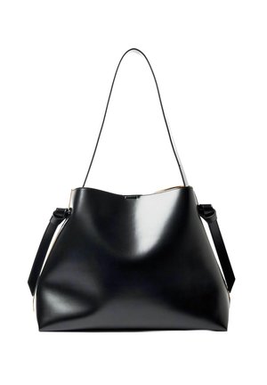 Sac en cuir noir au fini lisse et brillant, avec un bord supérieur incurvé, une longue poignée unique et une bandoulière réglable.