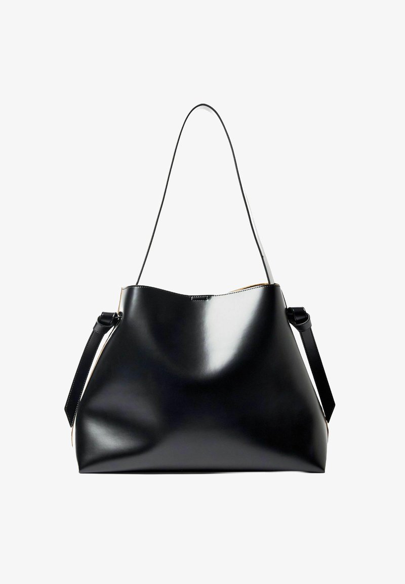 Sac en cuir noir au fini lisse et brillant, avec un bord supérieur incurvé, une longue poignée unique et une bandoulière réglable.
