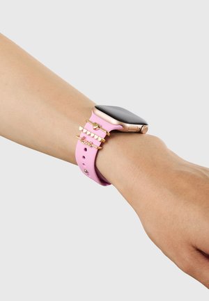 Smartwatch mit schwarzem Bildschirm und roségoldenem Gehäuse am Handgelenk, rosa Silikonband verziert mit goldenem Herz und "love" Charms.