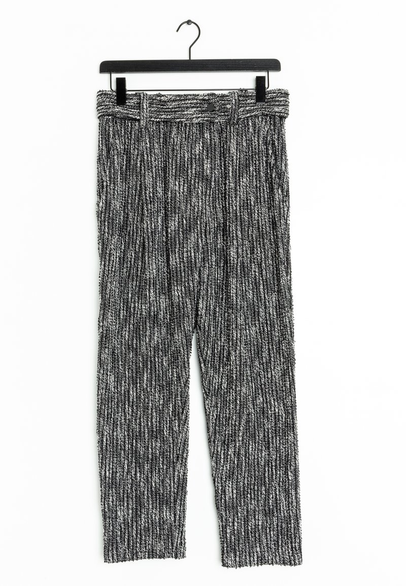 Pantalons rayés noir et blanc texturés avec une large taille, des passants de ceinture et une coupe droite, exposés sur un cintre noir.