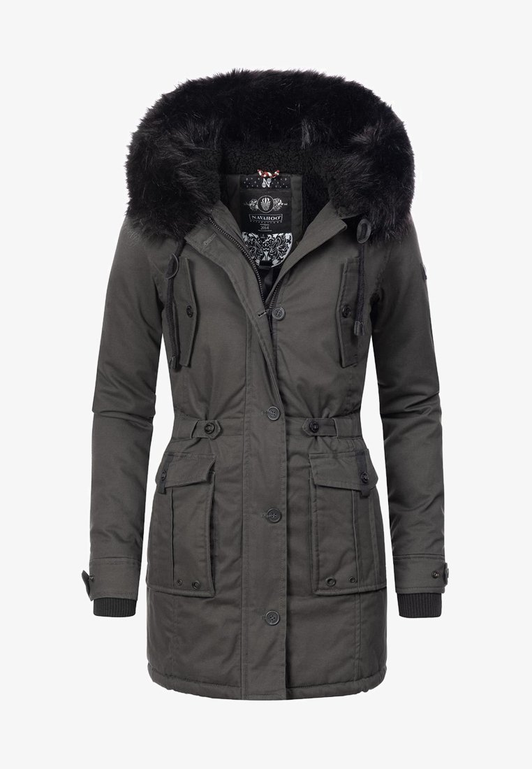 Parka verde închis cu glugă căptușită cu blană, fermoar frontal și închidere cu nasturi. Include mai multe buzunare frontale și mansete cu model în relief. Textură netedă.