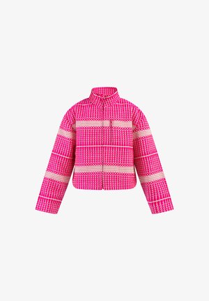 Lys pink jakke med geometriske hvide mønstre, høj krave og lynlås foran. Har lange ærmer og et cropped design.