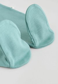 Mouflettes pour bébé en tissu doux de couleur turquoise clair, posées sur une surface plane, montrant des extrémités arrondies et rembourrées pour la protection des mains.