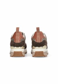 Baskets en daim brun et mesh avec un motif texturé, des accents métalliques et une semelle en caoutchouc beige. Dotées d'une languette à l'arrière pour faciliter l'enfilage.