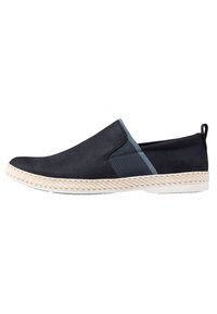 Scarpa nera slip-on con pannelli laterali elasticizzati, una soletta intermedia in juta intrecciata e una parte superiore testurizzata. Include una linguetta sul retro per un facile indossamento.