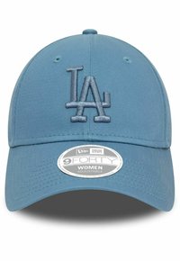 Gorra de béisbol ajustable azul con un prominente logo bordado de "LA". Presenta una textura suave y un diseño estructurado. Marca New Era visible.