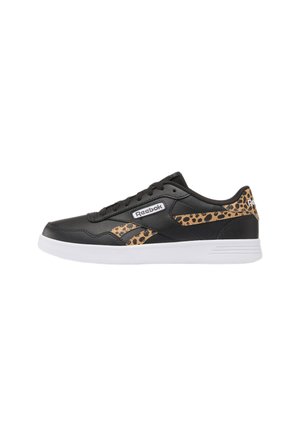 Zwarte Reebok lage sneaker met witte zool en bruine luipaardprint accenten aan de zijkant en hiel, zijaanzicht op witte achtergrond.