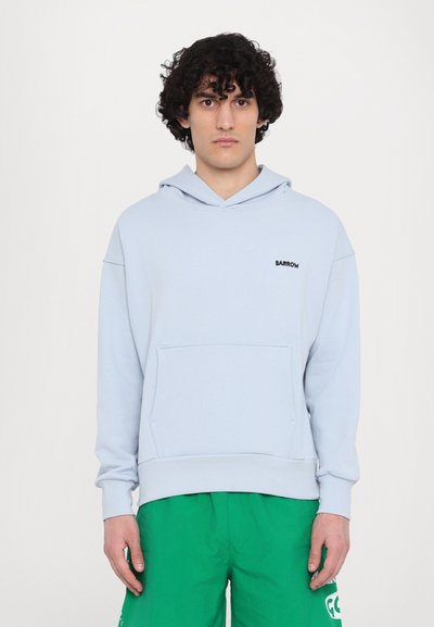 Sudadera con capucha de color azul claro, con un bolsillo delantero y el logo "BARROW" en negro. Tejido suave, corte relajado y puños acanalados en las mangas.