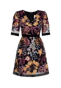 Czarna sukienka w kwiaty z cekinami w złotym, różowym i niebieskim kolorze. Krótkie rękawy, dekolt w kształcie litery V, dopasowana talia i rozkloszowana spódnica.