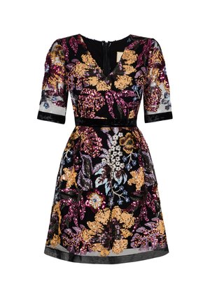 Czarna sukienka w kwiaty z cekinami w złotym, różowym i niebieskim kolorze. Krótkie rękawy, dekolt w kształcie litery V, dopasowana talia i rozkloszowana spódnica.