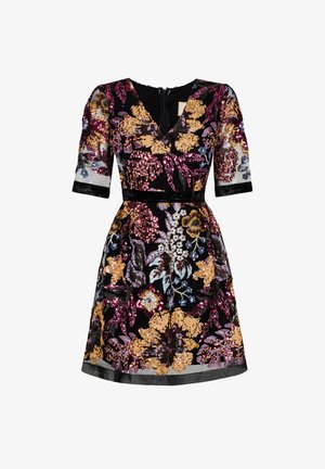 Czarna sukienka w kwiaty z cekinami w złotym, różowym i niebieskim kolorze. Krótkie rękawy, dekolt w kształcie litery V, dopasowana talia i rozkloszowana spódnica.