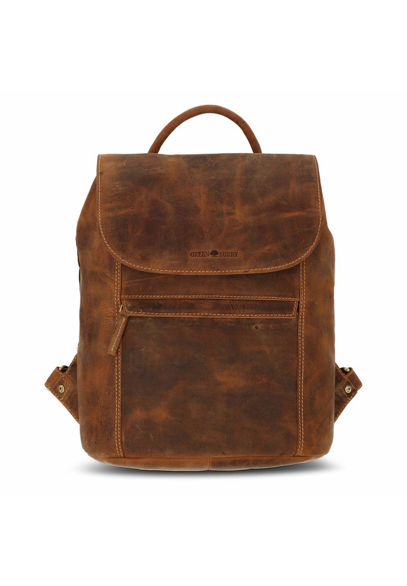 Bruine leren rugzak met een klep, voorzak met rits en een handgreep aan de bovenkant. Heeft stikseldetails en verstelbare schouderbanden.