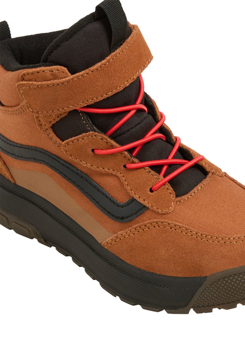 Braune Wildleder High-Top Sneakers mit schwarzem Stofffutter, roten Schnürsenkeln und einer Gummisohle. Verfügt über einen Klettverschluss und kontrastierende schwarze Akzente.