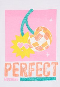 Camiseta blanca con un gráfico rosa que presenta un sol y cerezas, ambos en colores vibrantes, con acentos de purpurina y el texto "MORNING PERFECTO" debajo.