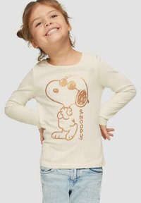 s.Oliver MET GLINSTERENDE SNOOPY PRINT - Langarmshirt - helles sand